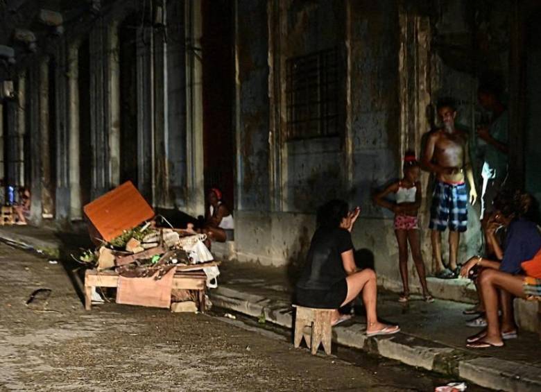 La población se encuentra desesperada por no poder acceder al servicio energético. FOTO: AFP