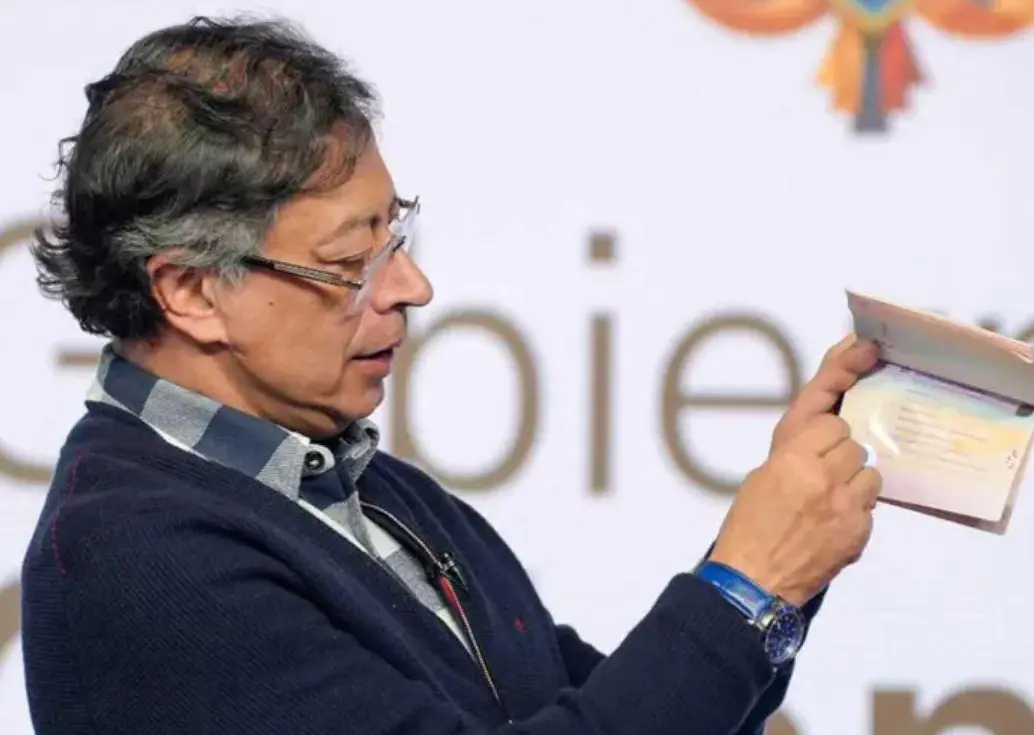 El presidente Gustavo Petro presentó el nuevo modelo de pasaportes. Foto: Cancillería