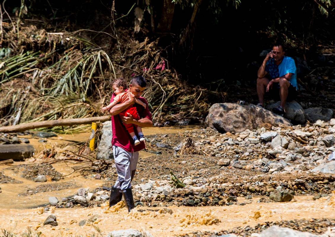 La borrasca también dañó un puente que dejó incomunicados a los habitantes del sector La Florida y a los alumnos del colegio San José Obrero. Foto: Julio César Herrera
