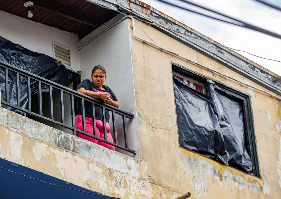 Los plásticos negros y las cortinas oscuras son la imagen más común en la cuadra y las casas vecinas. Foto: Manuel Saldarriaga Quintero.