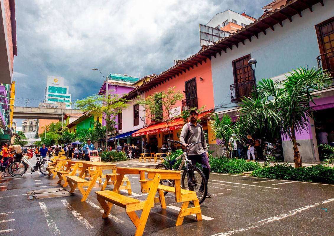 Los comerciantes le creyeron al proyecto al punto que ellos mismos se juntaron e hicieron una inversión para adecuar el mobiliario que ayudó a cambiarle la cara a este corredor. Foto: Camilo Suárez Echeverry