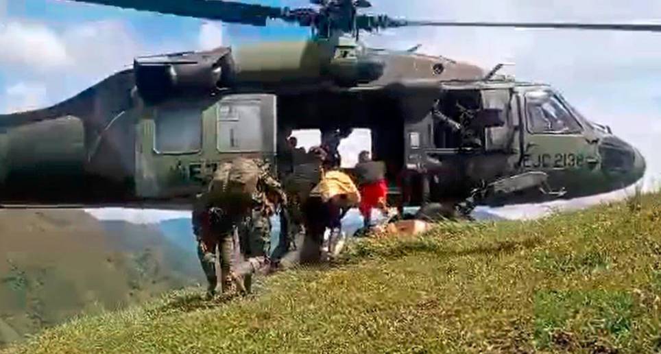 El Ejército Nacional compartió la imagen del momento en que la familia se sube al helicóptero para ser evacuada de la zona rural de Ituango. Foto: Cortesía. 