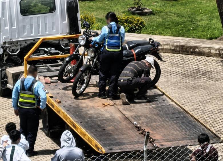 Agentes de tránsito inmovilizaron varias motos que usan los estudiantes de este colegio para movilizarse desde sus viviendas en zonas rurales. Foto: cortesía.