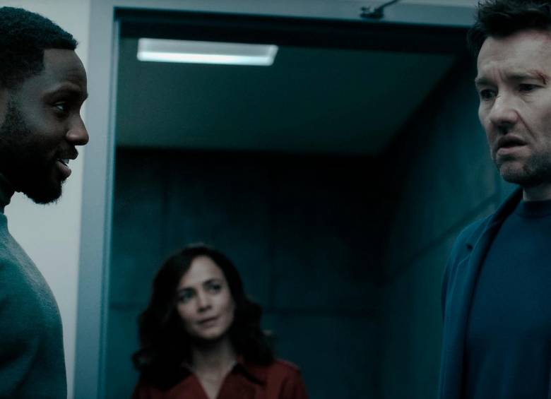 En el centro la brasileña Alice Braga. A la derecha, Joel Edgerton, el protagonista de Materia Oscura. FOTO Cortesía Apple TV+