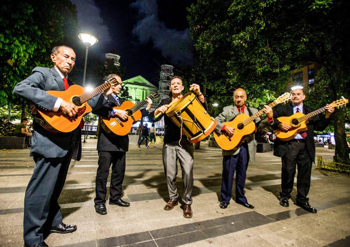 Muchos días la jornada de estos músicos comienza a las 6:00 de la tarde y se extiende hasta cuando sale el sol y la ciudad empieza su trajín matutino Foto: Julio César Herrera