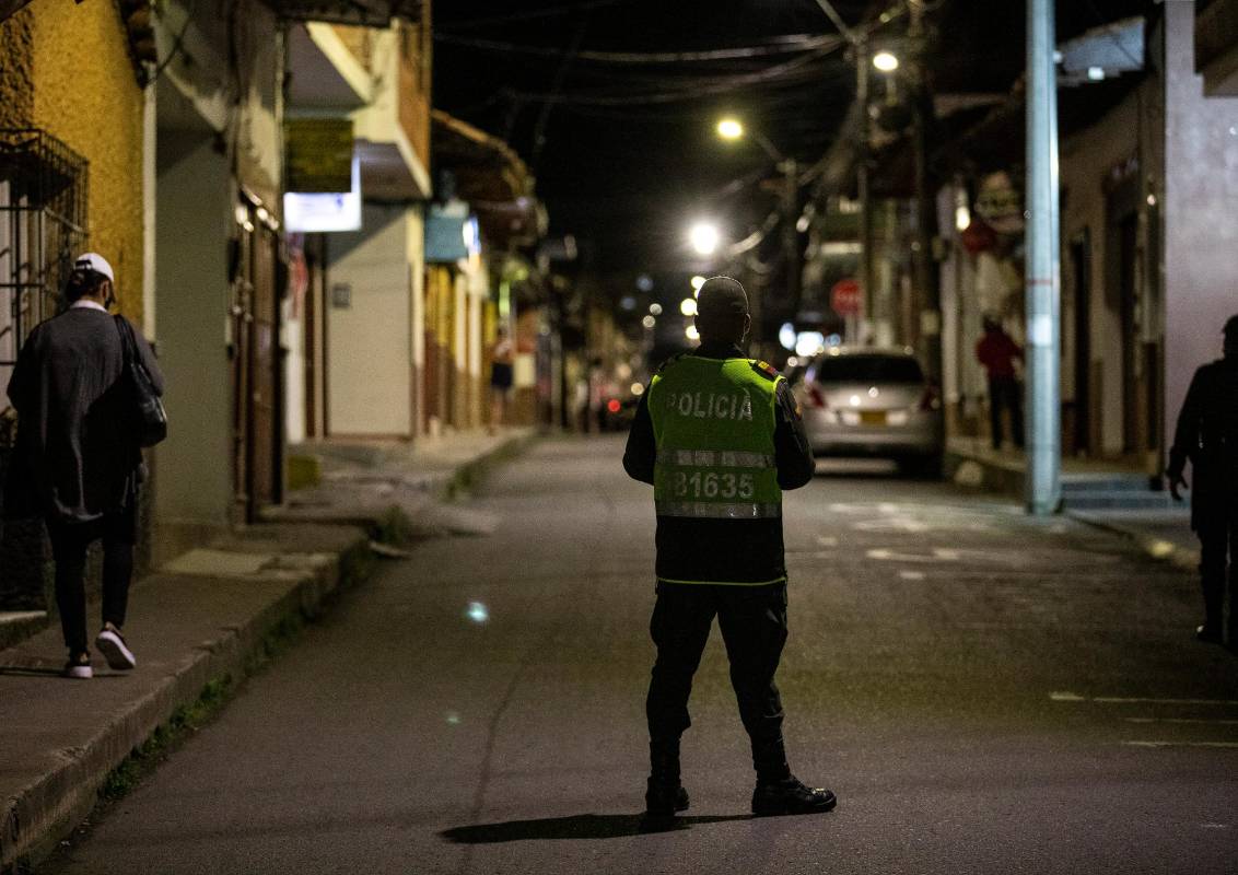 Controles policiales en las calles de La Ceja, para ver el cumplimiento de los ciudadanos. Foto: Camilo Suárez