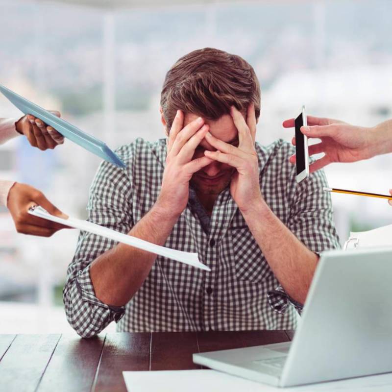 Para los profesionales en sectores de alta presión, la clave no es “trabajar más duro para arreglarse a uno mismo”, sino aprender a transitar el malestar sin perder de vista lo que realmente importa. Foto: Agencia Sinc