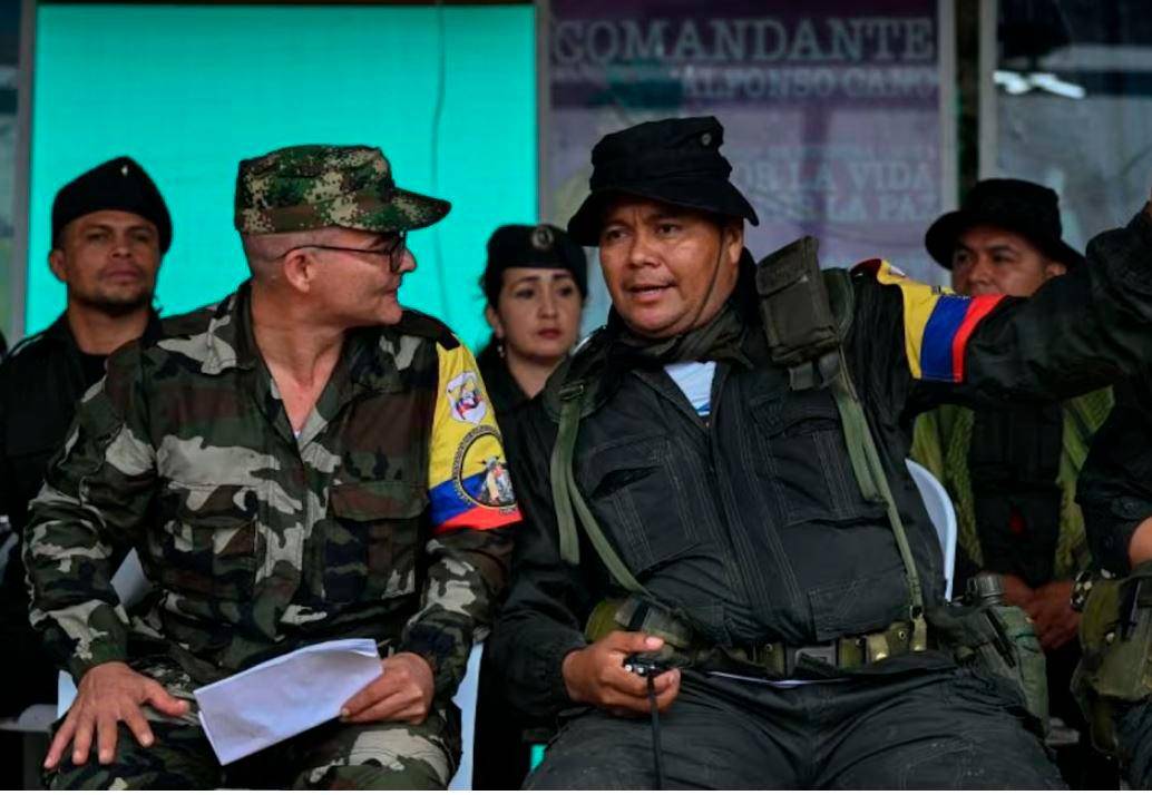Aunque “Iván Mordisco” (izquierda) y “Calarcá” son enemigos, los frentes que regentan ejercen estrategias de control social a las comunidades muy similares. FOTO: ARCHIVO.