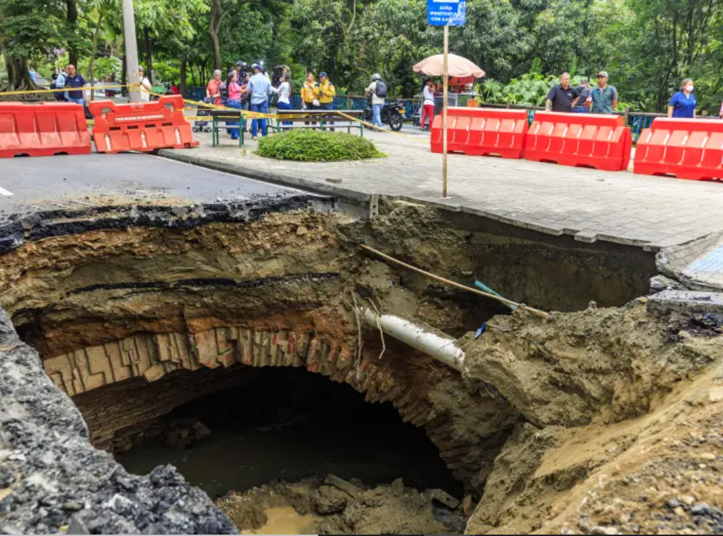 Así se veía el “cráter” de la avenida El Poblado antes de ser tapado. FOTO Camilo Suárez. 