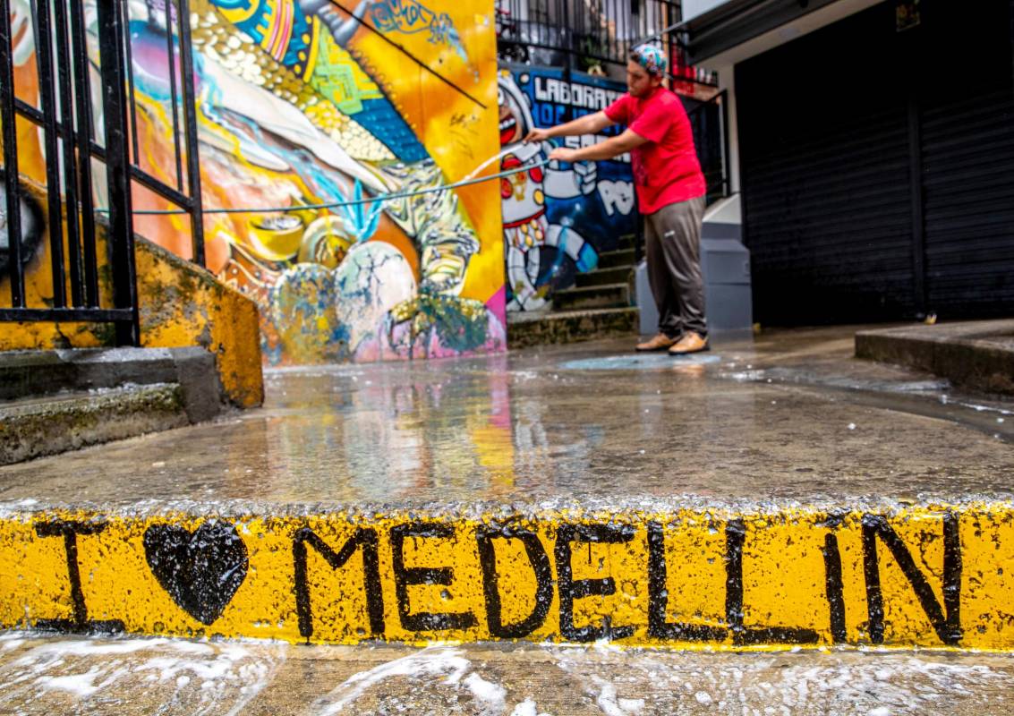 La limpieza se concentró en todo el sector del barrio Las Independencias, de esta zona del occidente de Medellín. Foto: Juan Antonio Sánchez Ocampo