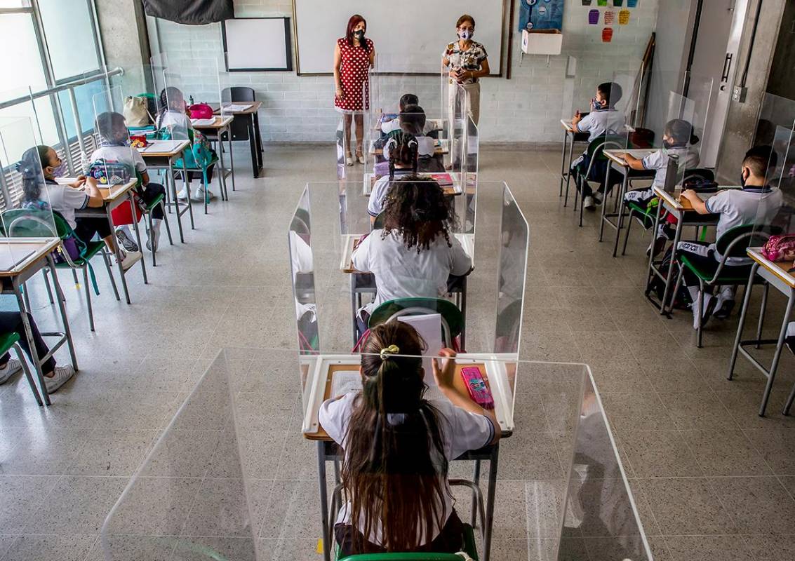 Los colegios del país están implementando diferentes medidas de bioseguridad y algunos ya regresaron a clase en modalidad de alternancia. Foto Juan Antonio Sánchez Ocampo