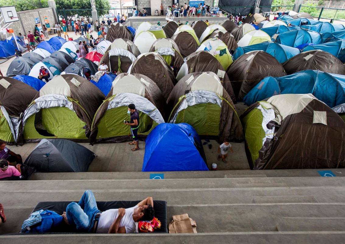 Alrededor de 755 personas viven en este refugio. En una cancha de cemento juegan los niños, decenas de ellos corriendo descalzos entre un tapete azulado de carpas. FOTO: JULIO CÉSAR HERRERA.