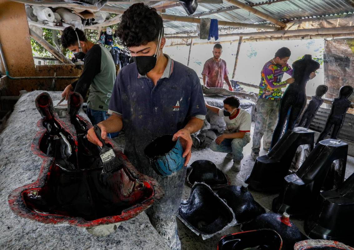 Juntos elaboran maniquíes para después ser llevados al centro de la cuidad y proveer los almacenes que venden ropa. Foto: Manuel Saldarriaga Quintero.