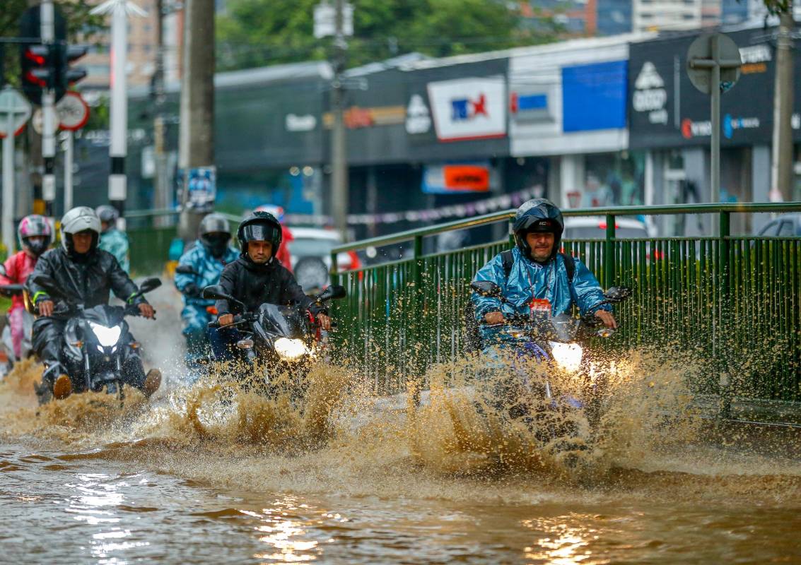 Otra inundación afectó la avenida Las Vegas a la altura de Monterrey. Foto: Camilo Suárez
