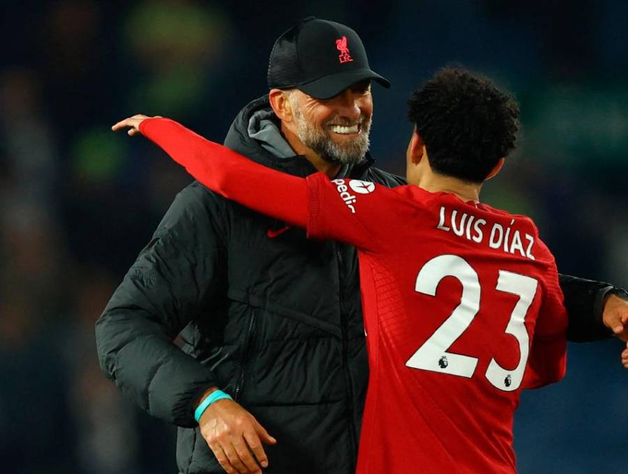 En la imagen aparecen el técnico Jurgen Klopp y Luis Díaz, quienes han tenido una excelente relación en el Liverpool. FOTO AFP
