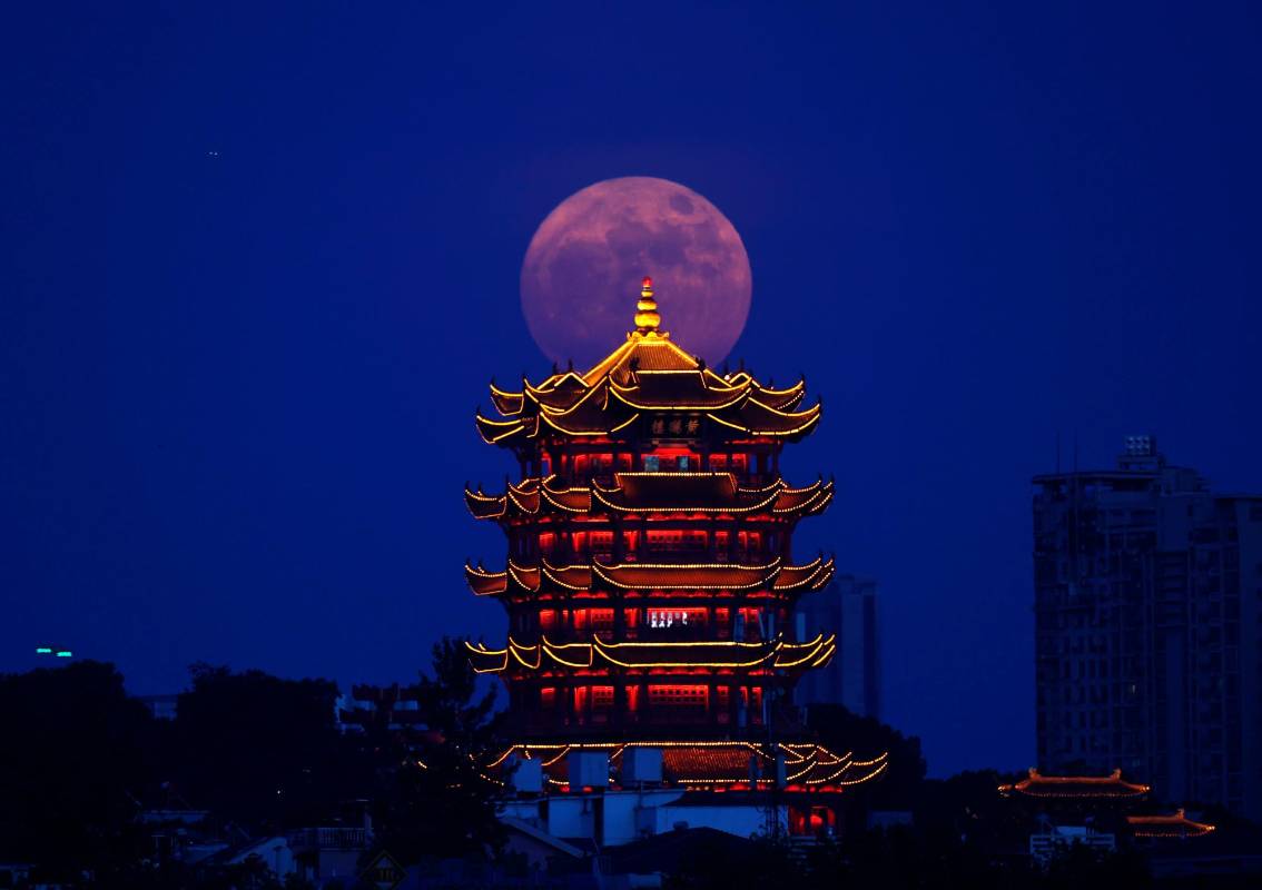  Wuhanm, China. La superluna apareció en el cielo desde el martes 12 de julio y se podrá disfrutar durante toda la semana. Foto: Getty