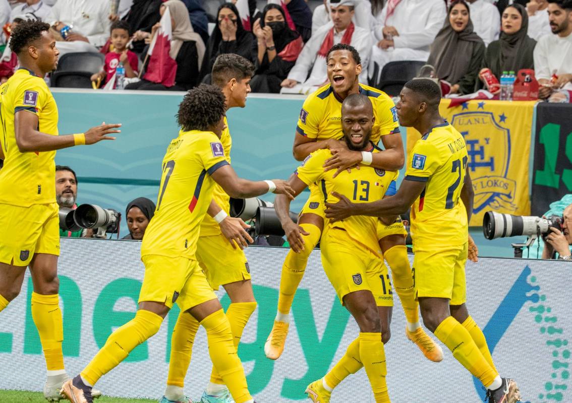 El jugador Enner Valencia celebra con sus compañeros de equipo, fue el responsable de los dos tantos con los que los suramericanos vencieron a Qatar. Foto: JUAN ANTONIO SÁNCHEZ.