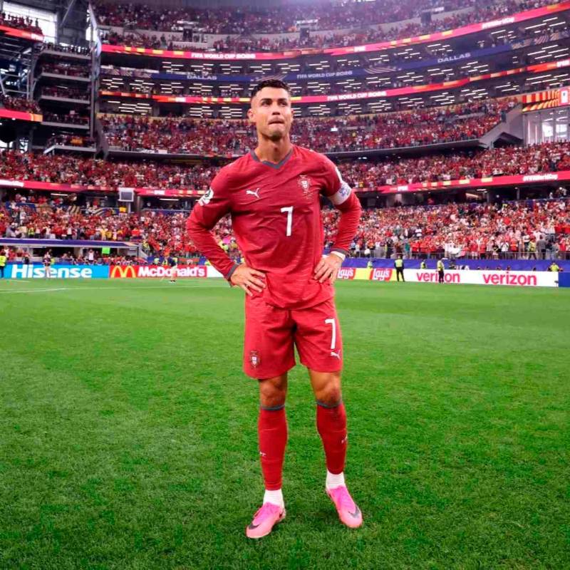 Esta es una de las imágenes que dejó la eliminación de Portugal del Mundial de Norteamérica, con Cristiano Ronaldo, triste y solo en el campo de juego. FOTO GETTY 