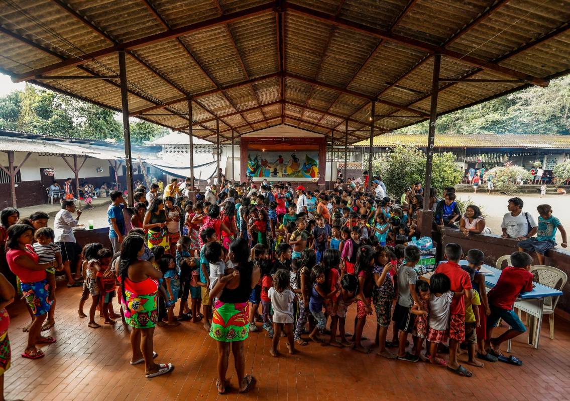 Mujeres, niños, ancianos y familias enteras llegaron desde el resguardo Río Valle resguardos tras la muerte de uno de sus líderes por grupos paramilitares en la zona. Foto Manuel Saldarriaga
