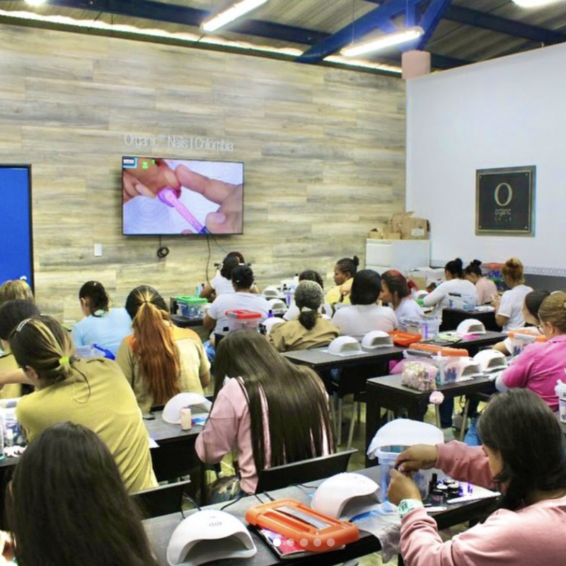 Durante dos años, el proyecto ha promovido la enseñanza de manicure profesional y sistemas avanzados de uñas, con el objetivo de facilitar la inserción laboral de las participantes una vez recuperen su libertad. Foto: Cortesía