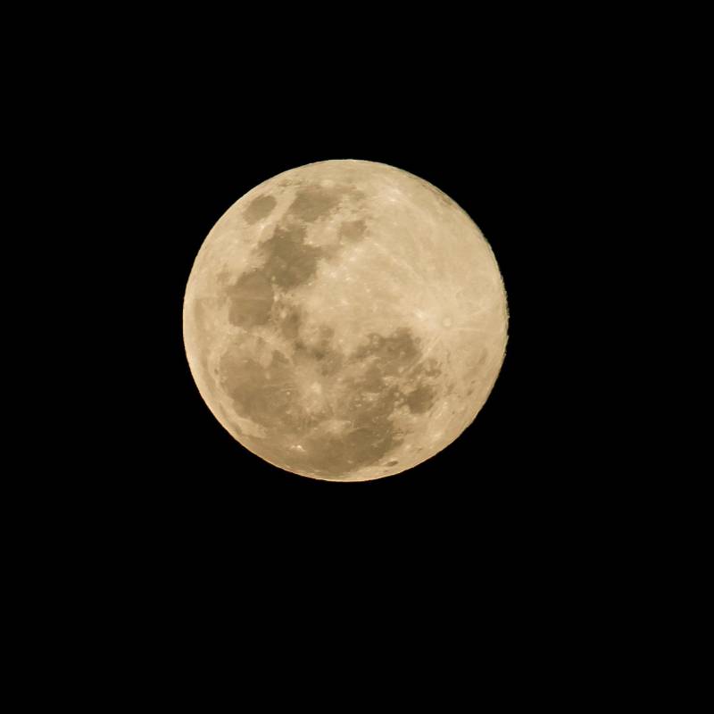 La superluna de octubre brillará hasta un 30 % más que una luna llena normal, ofreciendo un espectáculo visible desde la noche del 5 hasta el amanecer del 7. FOTO: Juan Antonio Sánchez