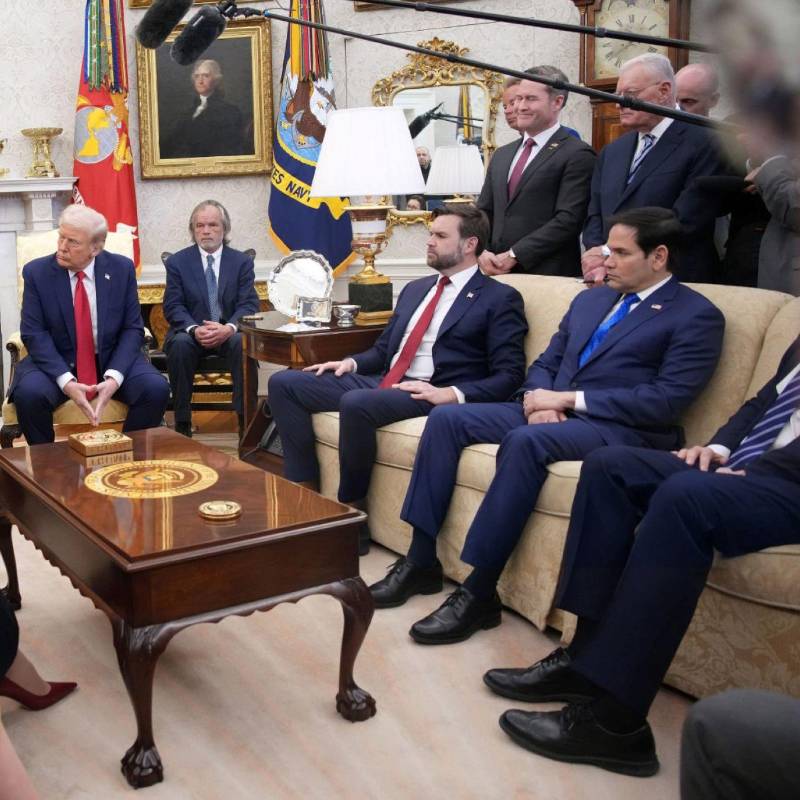 El presidente Donald Trump le ha regalado a casi todos los integrantes de su gabinete unos zapatos de una marca que tiene demandado al Gobierno de Estados Unidos. Foto: Getty Images