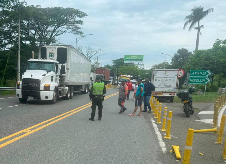 En la zona hacen presencia agentes de la Policía para preservar el orden público. FOTO: Cortesía Policía de Carreteras