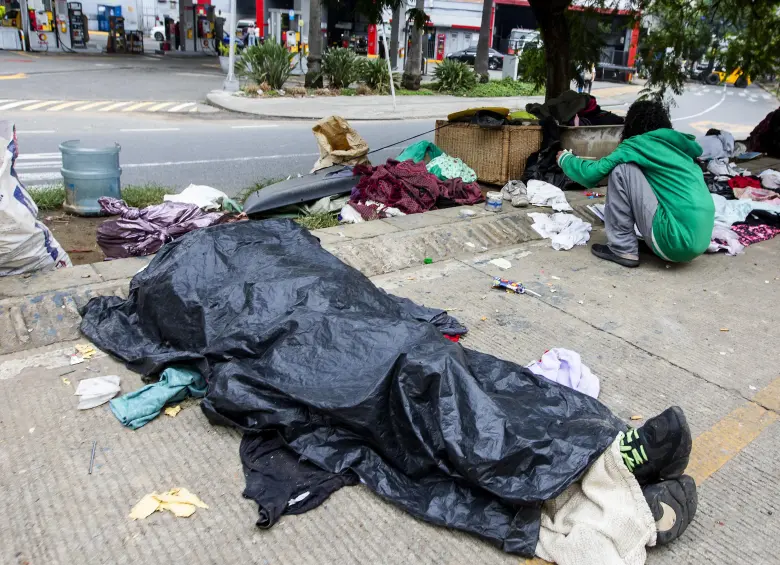 Un habitante de calle improvisa una cama y un cobertor con bolsas plásticas. Foto: Julio César Herrera Echeverri.