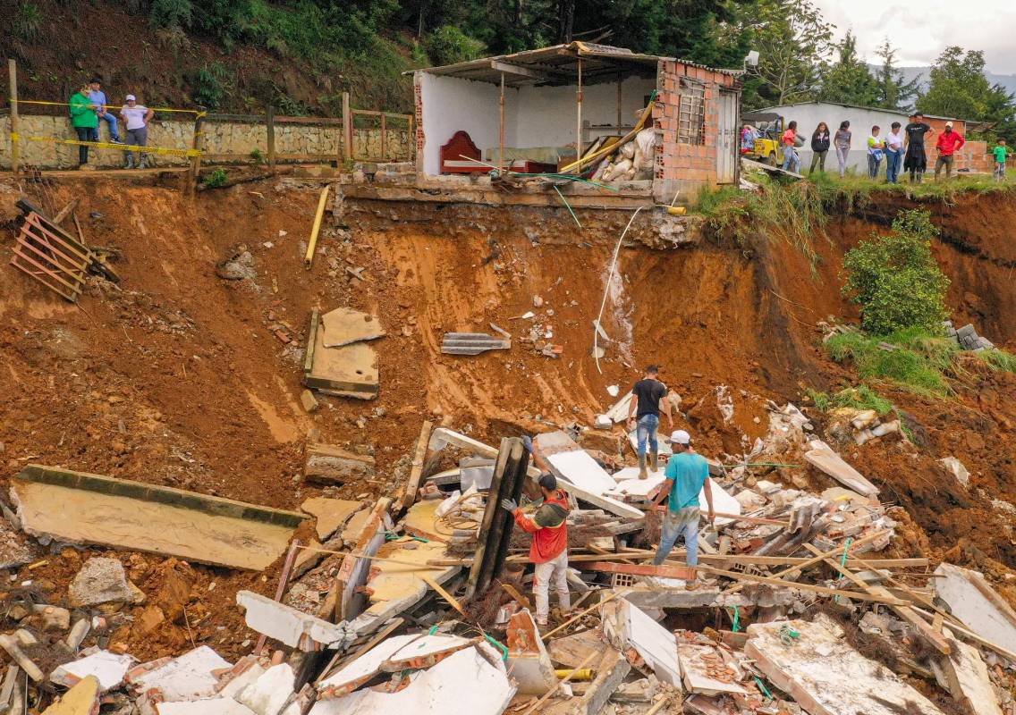 Entidades gubernamentales recomendaron la evacuación definitiva de otras cinco edificaciones. Foto: MANUEL SALDARRIAGA QUINTERO.