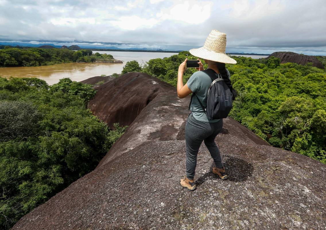 Turistas disfrutan de este fenómeno de rocas el parque nacional El Tuparro (Vichada). Foto Manuel Saldarriaga Quintero.