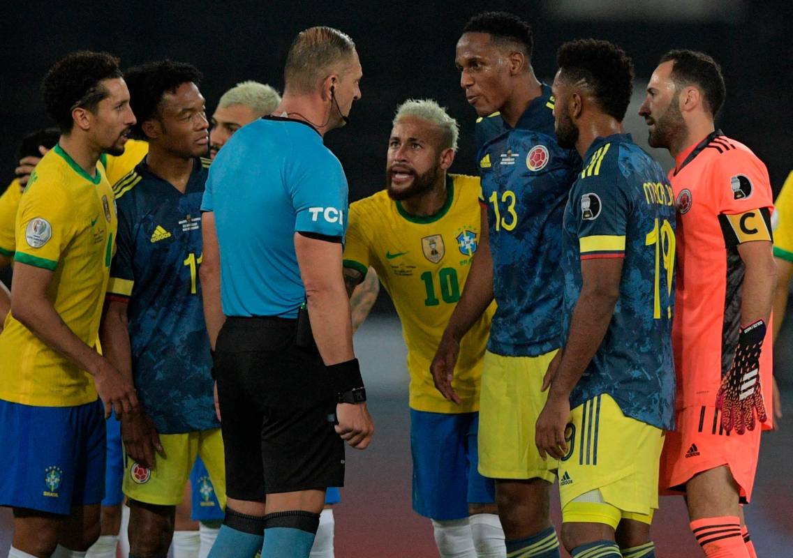 Colombia ganaba 1 a 0 en el minuto 78 del partido, el juez validó un gol de Brasil en una confusa jugada en la que la pelota lo impactó. Los jugadores colombianos se quedaron esperando que el árbitro parara el partido. Foto AFP