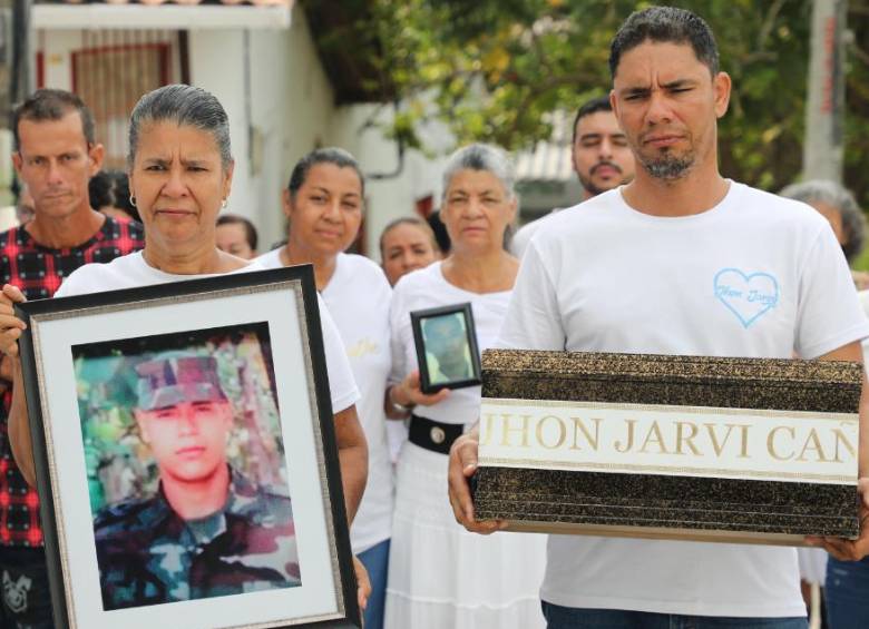 Familia del joven Jhon Jarvi Cañas Cano retornando a su vereda con los restos de su allegado. FOTO: Imagen tomada de la cuenta de la JEP en la red social X