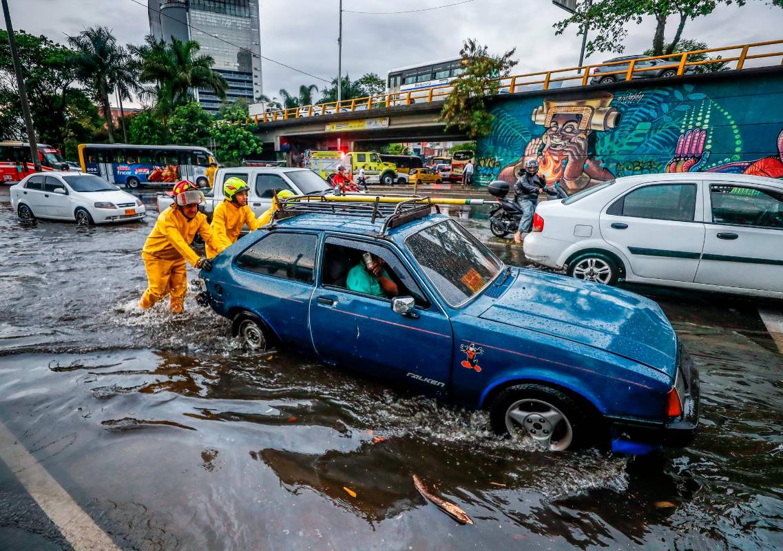 Aguacero dejó calles inundadas en el Centro, árboles caídos, granizo y 77 rayos en solo 30 minutos. Foto: Camilo Suárez Echeverry