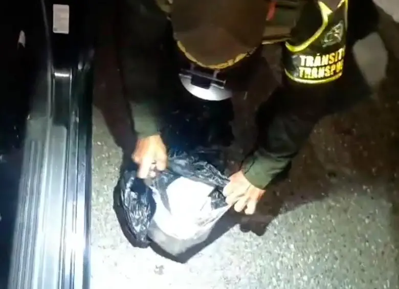 Las unidades de la Seccional de Tránsito y Transporte de la Policía Antioquia encontraron esta sustancia sintética en las bolsas que eran llevadas en un vehículo particular. FOTO Cortesía