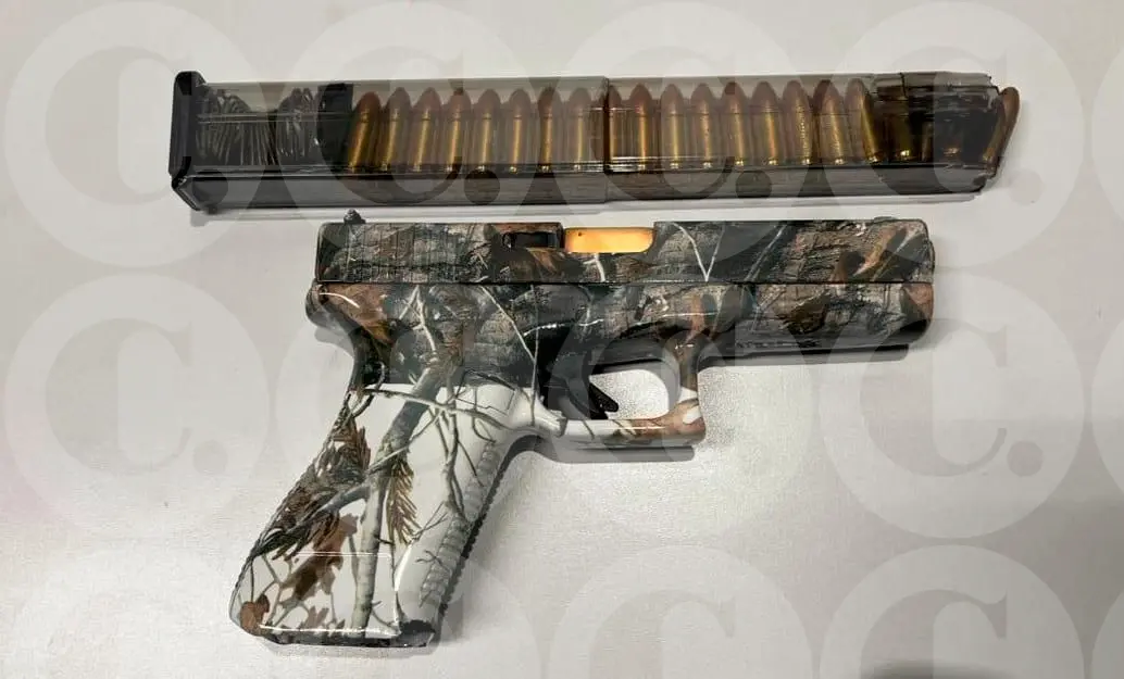 Esta fue el arma de fuego que le encontraron las autoridades colombianas y ecuatorianas a alias Fénix al momento de su captura en La Estrella, Antioquia. FOTO: CORTESÍA