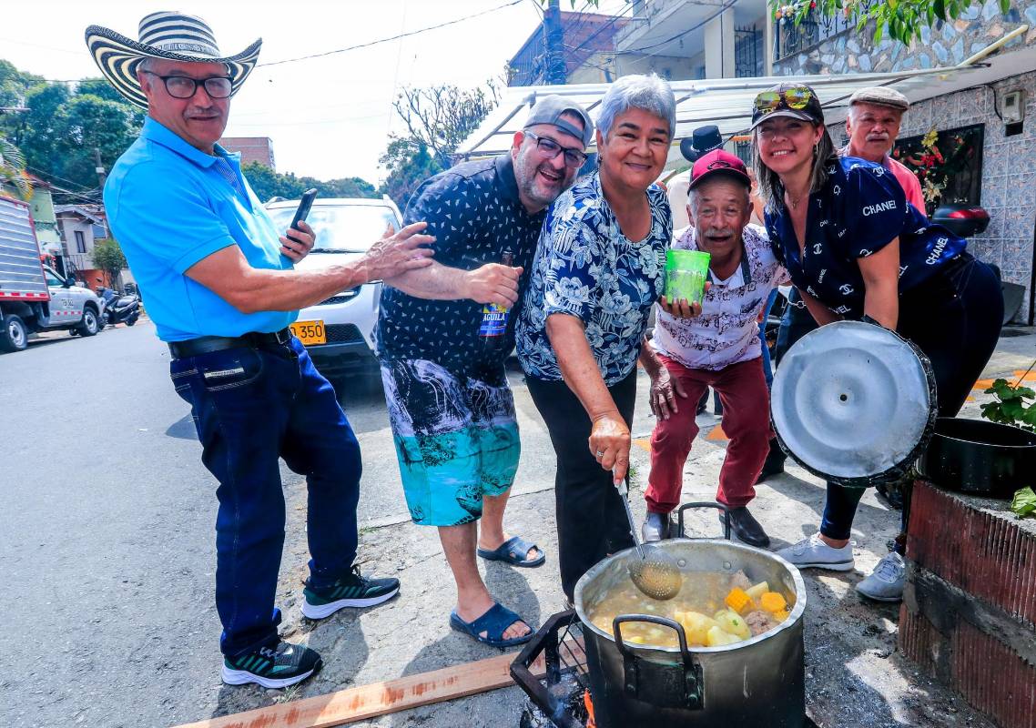 El toque secreto de la comida comunitaria lo ponen las matronas. Foto Jaime Pérez