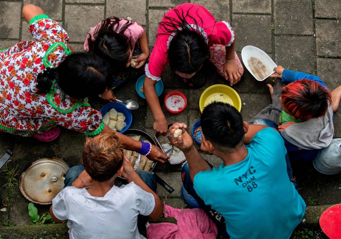 Elkin Bitucay Sintuá, líder de los indígenas: comenta “Los niños se ‘ponen’ a llorar. A veces le traen mercado a un compañero y lo compartimos entre todos. Con eso comemos así sea de a una ‘cucharaíta’ para cada uno mientras esperamos el día de volver”. Foto: Camilo Suárez Echeverry