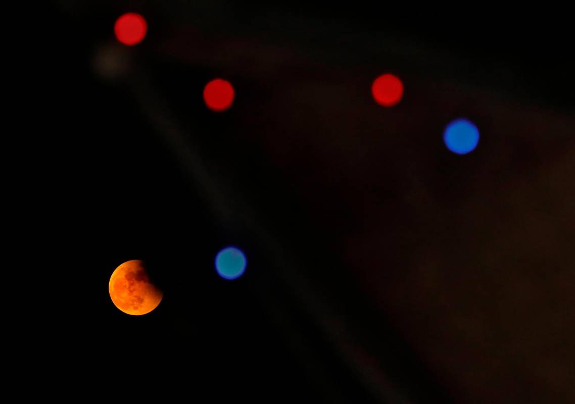Un eclipse total de Luner es visible cerca de una decoración luminosa en Kolkata, India. Foto de: EFE. 