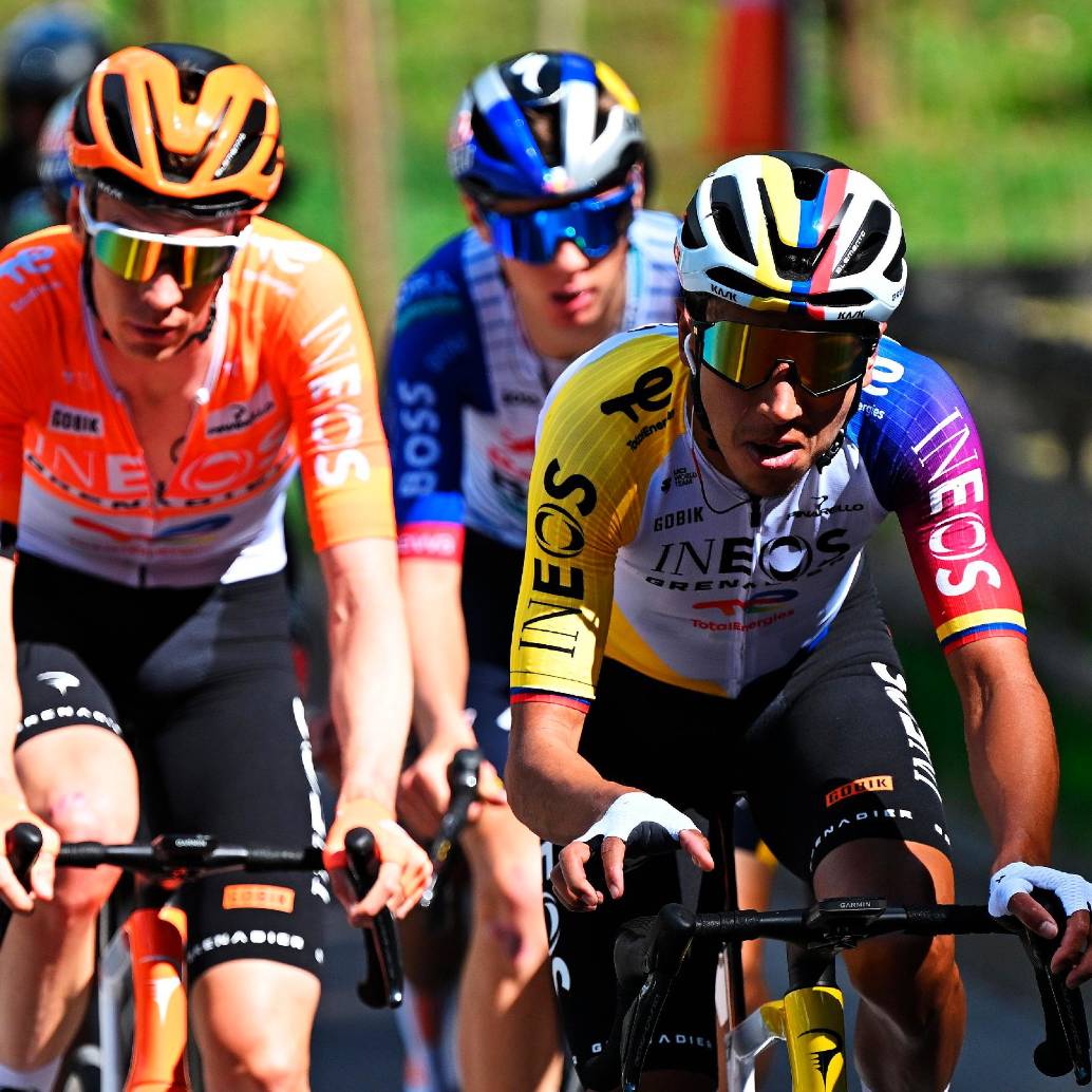 El Ineos cuenta ahora con dos cartas para luchar por el título del Tour de los Alpes con Egan Bernal (adelante en la foto) y Thymen Arensman (naranja), quien es segundo en la general. FOTO X-INEOS