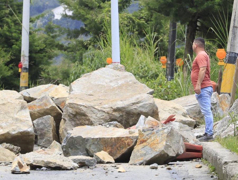 El deslizamiento en el sector Mirador de Santa Elena mantiene cerrada la vía en ambos sentidos, mientras avanzan las labores para remover el material y restablecer el paso. FOTO: Camilo Suárez