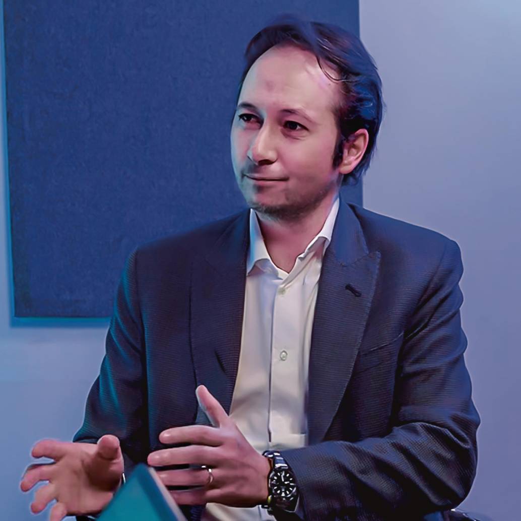 Camilo Bueno, presidente de Accenture Colombia, lidera el lanzamiento de la comunidad de Reinvención de Colombia, que incluye una academia gratuita de IA para fortalecer la productividad empresarial. FOTO EL COLOMBIANO