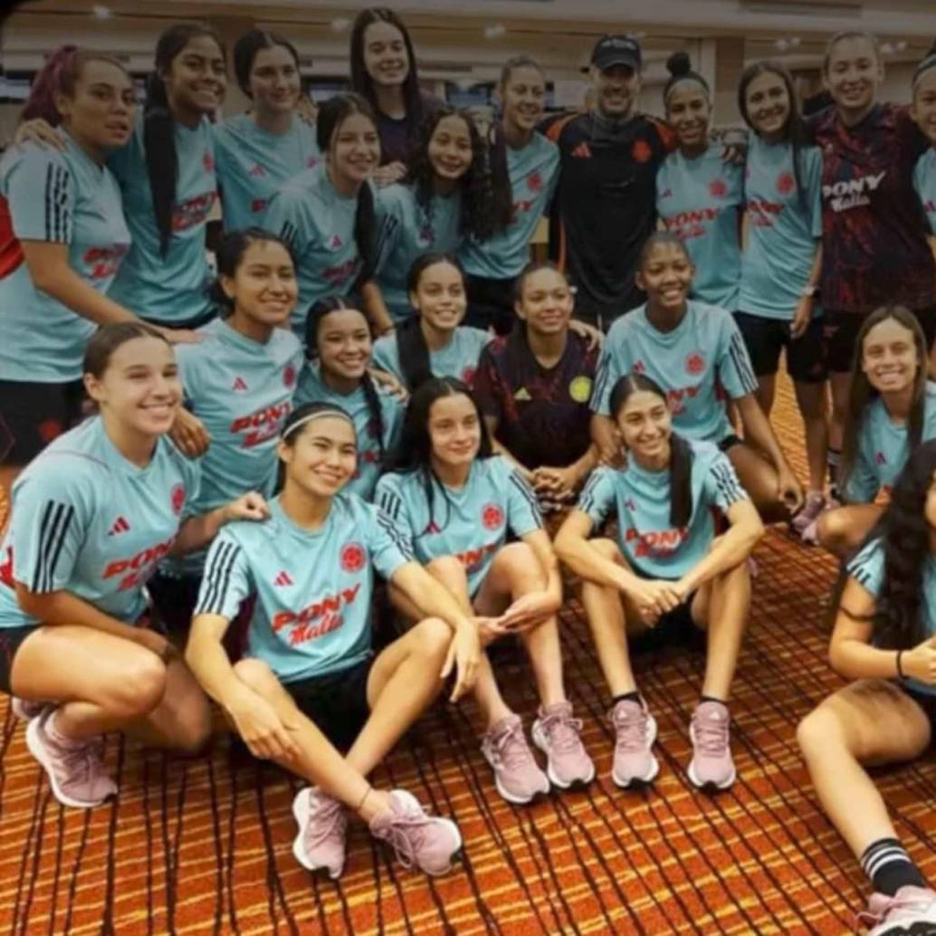 Las jugadoras y el cuerpo técnico de la Selección Colombia compartieron con el cantante Ferxxo, quien las visitó en la concentración en Paraguay. FOTO PANTALLAZO