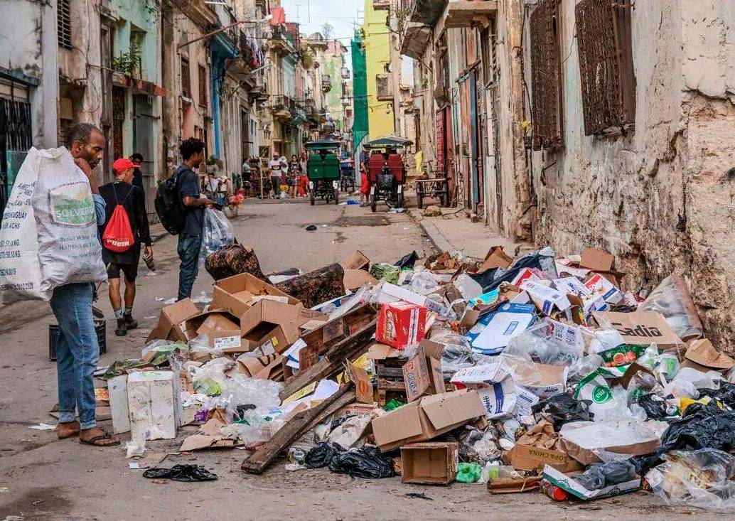 La escasez de recursos y combustible ha provocado la acumulación de basura en barrios de La Habana, reflejo del deterioro de los servicios públicos en Cuba. FOTO: X @JL_Spartan