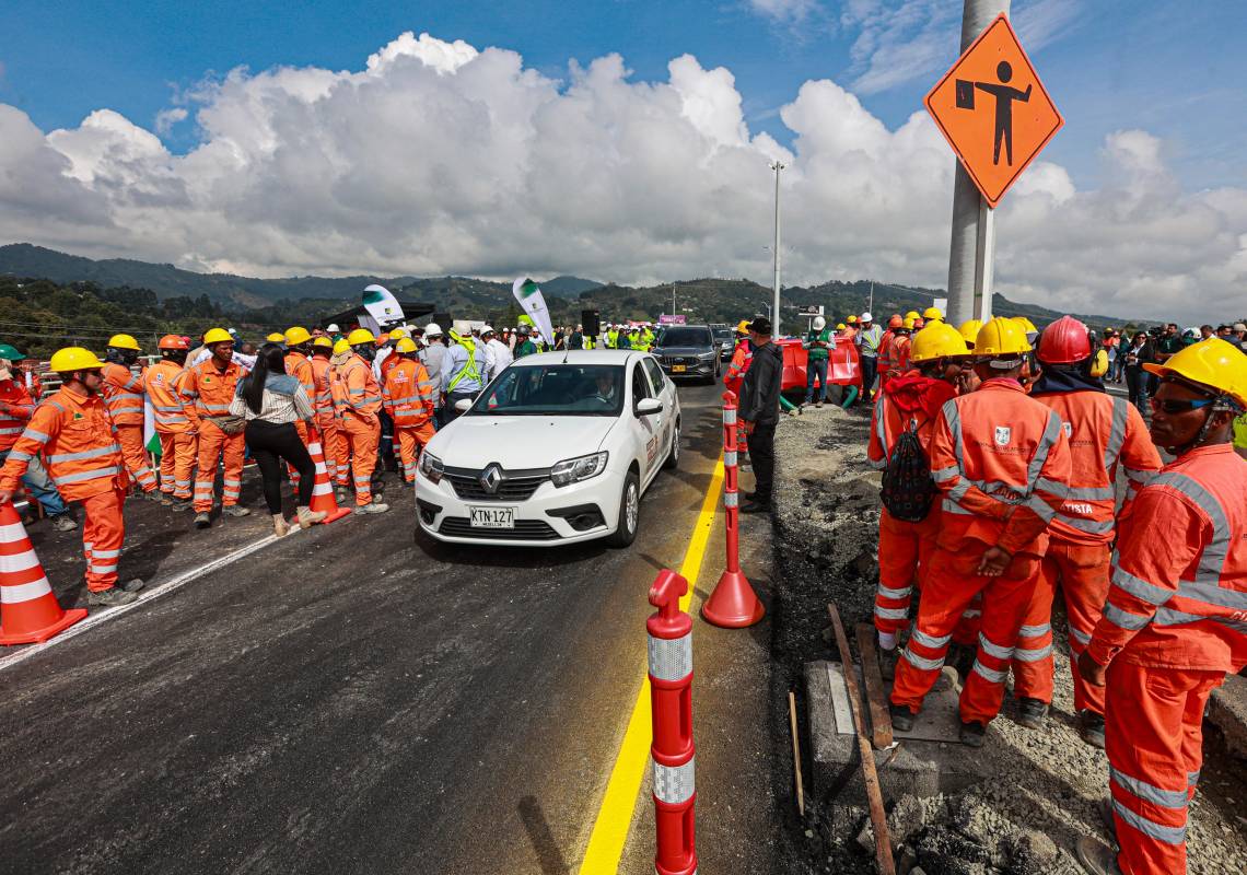 El hito fue celebrado por los trabajadores y directivas de la Concesión Túnel Aburrá Oriente, Grupo Argos y Odinsa Vías, así como por las autoridades departamentales, que destacaron el aporte de la obra para mejorar la movilidad. Foto: Manuel Saldarriaga Quintero.