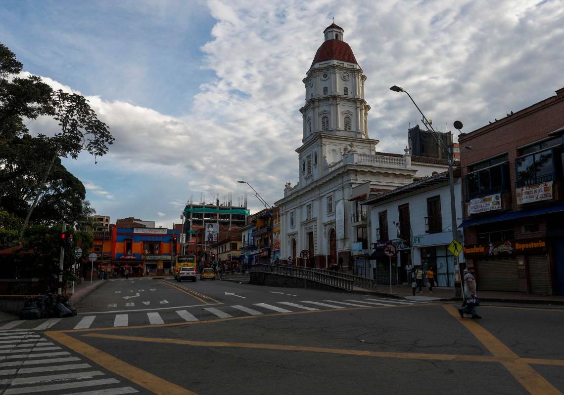 El municipio de Caldas desde la cinco de la tarde se evidencio el acatamiento a la medida del toque de queda. Foto: Manuel Saldarriaga Quintero.