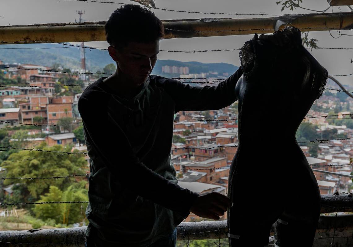 En el barrio Caicedo La Sierra de Medellín, hoy son orgullo y ejemplo, una forma para esquivar la violencia. Foto: Manuel Saldarriaga Quintero.