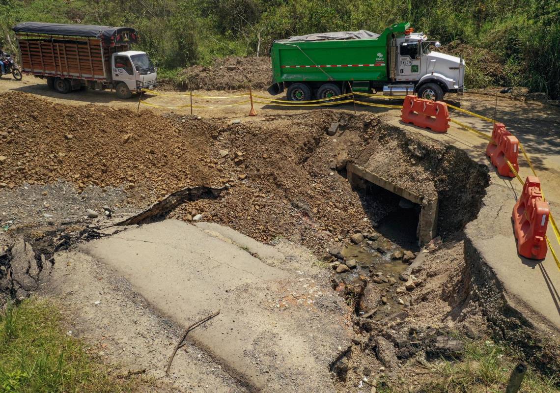 Según el gremio de transportadores de carga, las afectaciones por los cierres de estas vías del Suroeste le han costado $ 1 billón de pesos. Foto: Manuel Saldarriaga