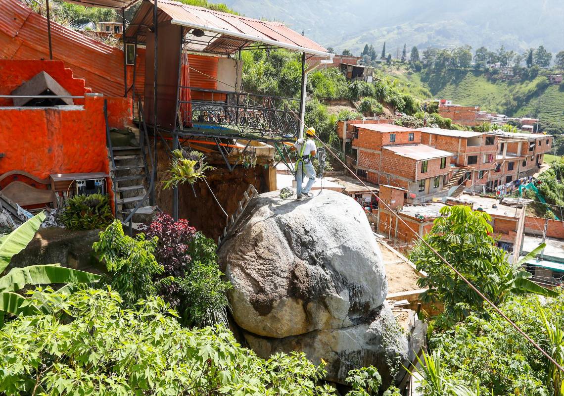 En la vereda Los Espejos del municipio de Bello, las lluvias y la irresponsable manipulación de un terreno debilitaron los cimientos donde se encuentra esta enorme piedra colocando en riesgo los habitantes de este lugar. Foto Manuel Saldarriaga 