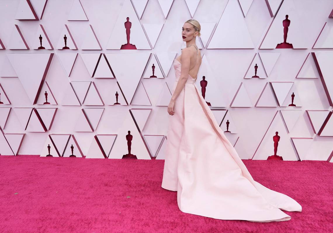 Vanessa Kirby también llegó de blanco, ella es la protagonista de Fragmentos de una mujer. FOTO EFE