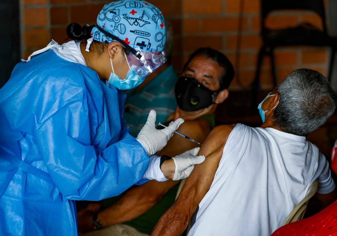 Así se vive la jornada de vacunación contra el covid, en la comuna nororiental de Medellín, con adultos mayores. Foto: Manuel Saldarriaga Quintero.